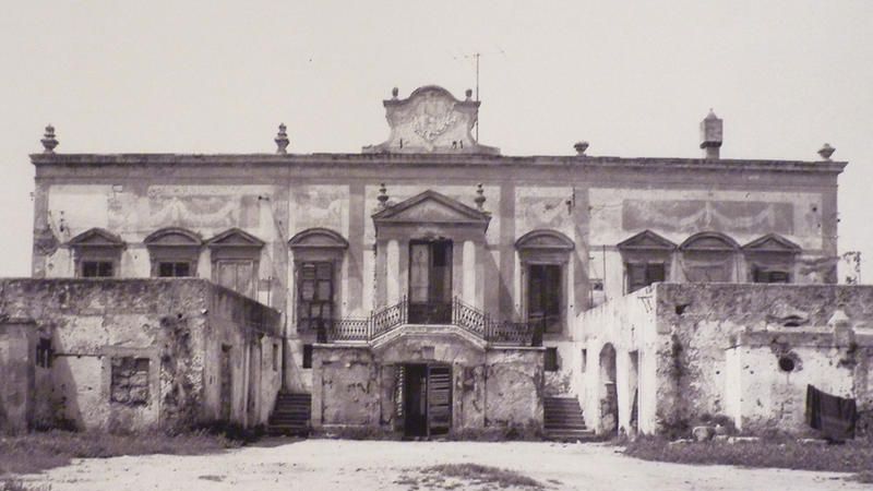 Villa storica abbandonata in bianco e nero.