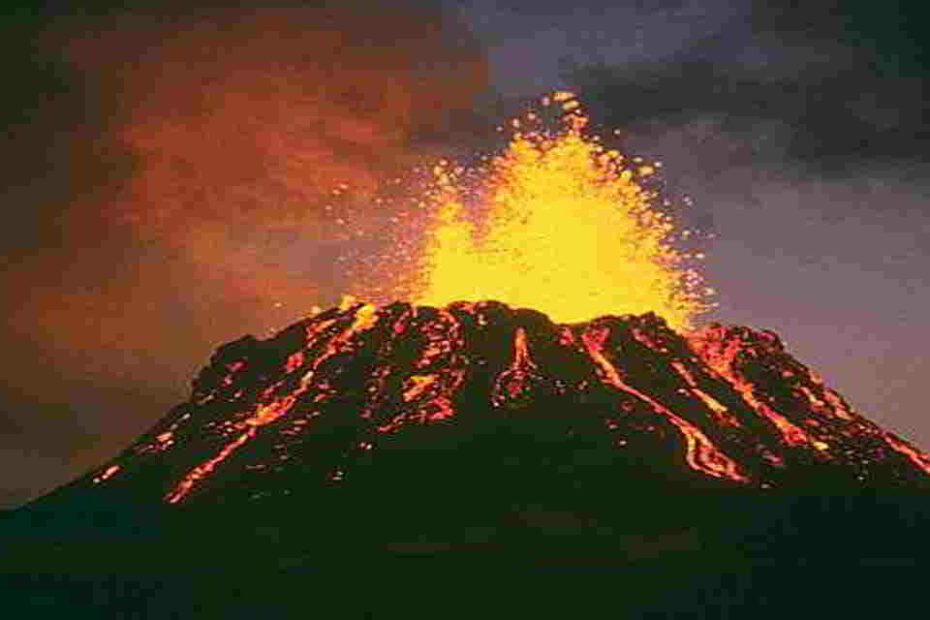 Vulcano in eruzione notturna.