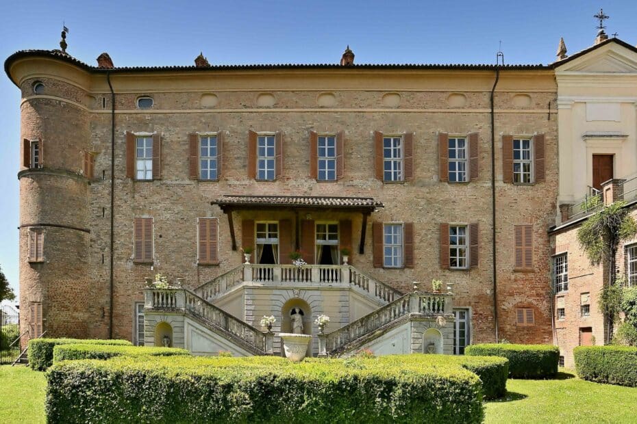 Palazzo storico italiano con giardino verdeggiante.