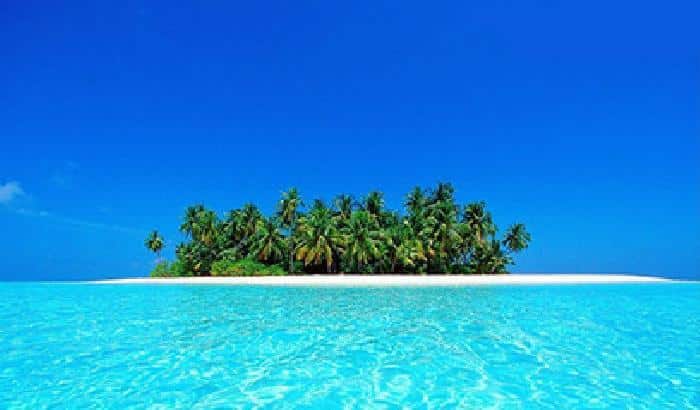 Isola tropicale con palme e mare cristallino.